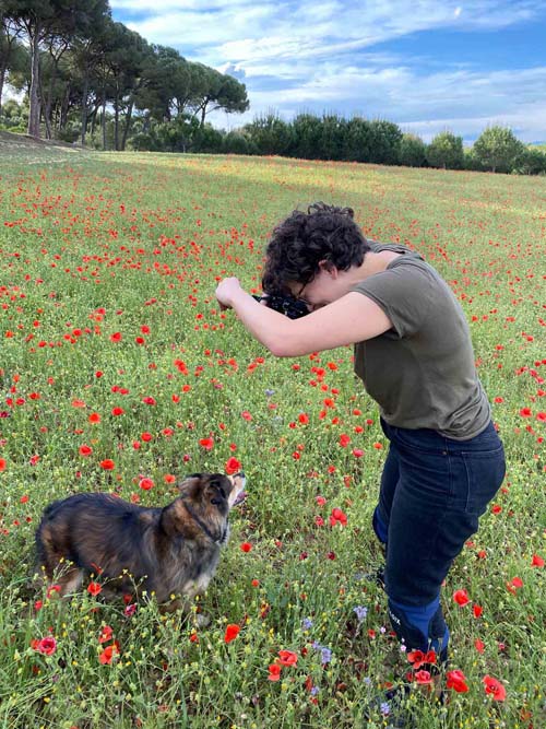 Reportaje fotográfico de un perro en el campo de amapolas cerca de Barcelona - behind the scenes