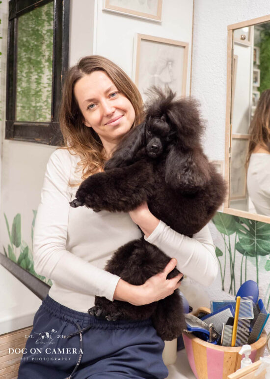 Sesión de fotos de marca personal de una peluquera canina