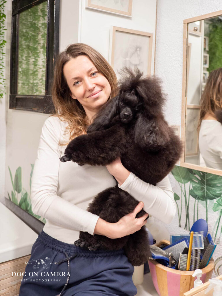 Sesión de fotos de marca personal de una peluquera canina