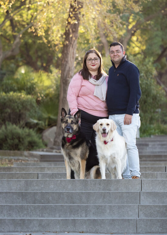 Una pareja con un pastor alemán y un golden retriever en Montjuic en Barcelona